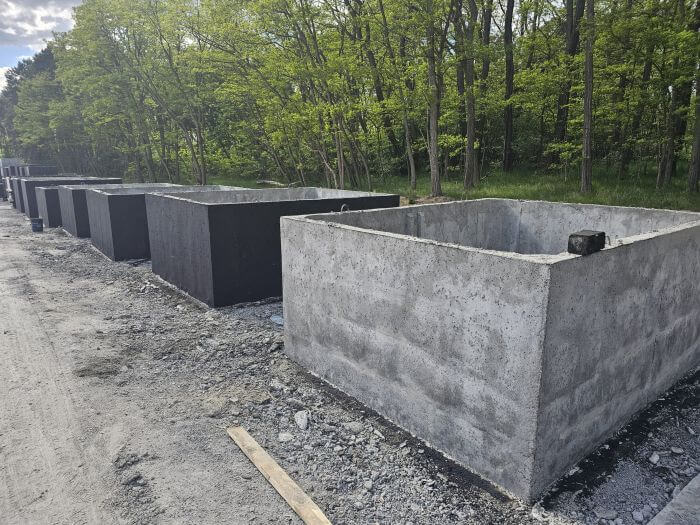 Plac produkcyjny z szambami betonowymi Wołomin gotowymi do transportu