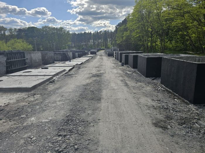 Plac z gotowymi szambami betonowymi Wołomin w różnych rozmiarach